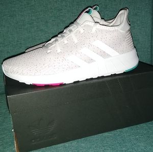 Women's Adidas sneakers (New)